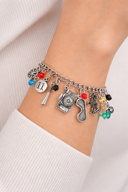 Hawkins Relics – Pulsera con charms temáticos