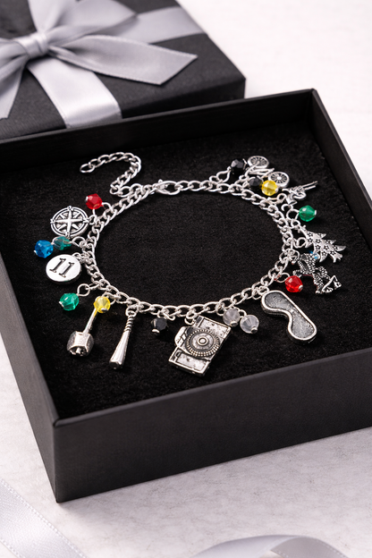 Hawkins Relics – Pulsera con charms temáticos